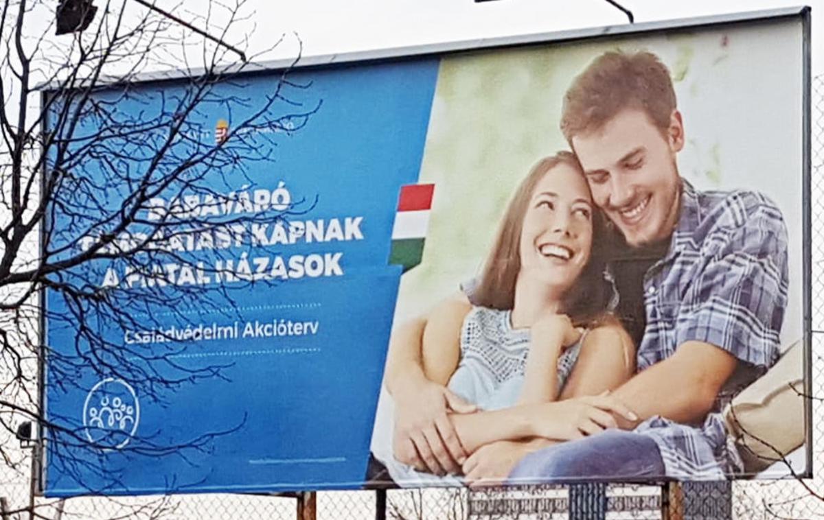 Distracted boyfriend | Dekle in fanta s fotografije na madžarskih oglasnih tablah večina pozna po skrajnem nasprotju čustev, ki si jih izkazujeta tukaj.  | Foto Valerie Hopkins / Twitter