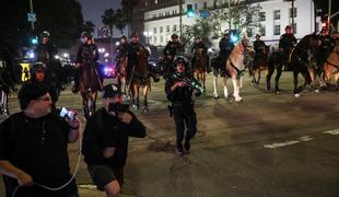 Zvezni sodnik v ZDA omejil Trumpov ukaz, v središču Los Angelesa uvedli policijsko uro
