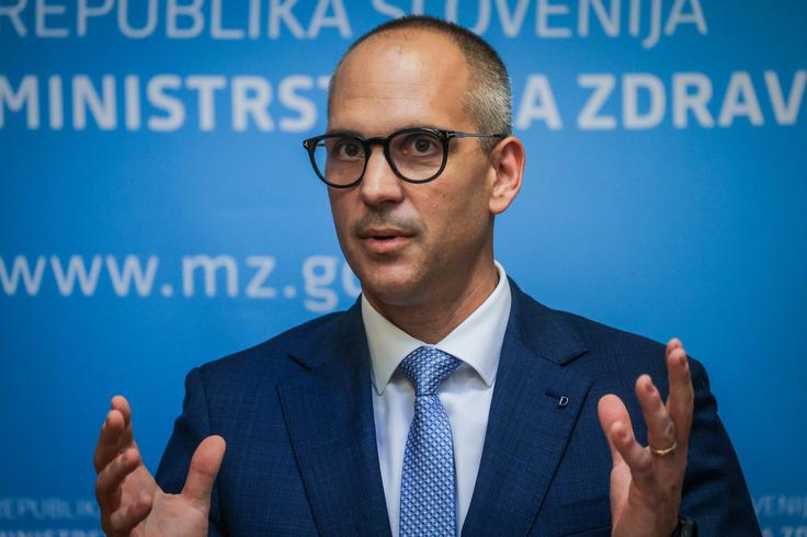 "Naj bo povsem jasno. Ne predlagam odprave prepovedi kajenja v zaprtih javnih prostorih, na šolskih igriščih ali v avtomobilih ob prisotnosti otrok. Prav tako ne predlagam odprave prepovedi arom v elektronskih cigaretah. Teh sprememb nisem potrdil in niso del mojih usmeritev za zdravstveno politiko," je na X danes zapisal minister za zdravje Tadej Ostrc. | Foto: STA