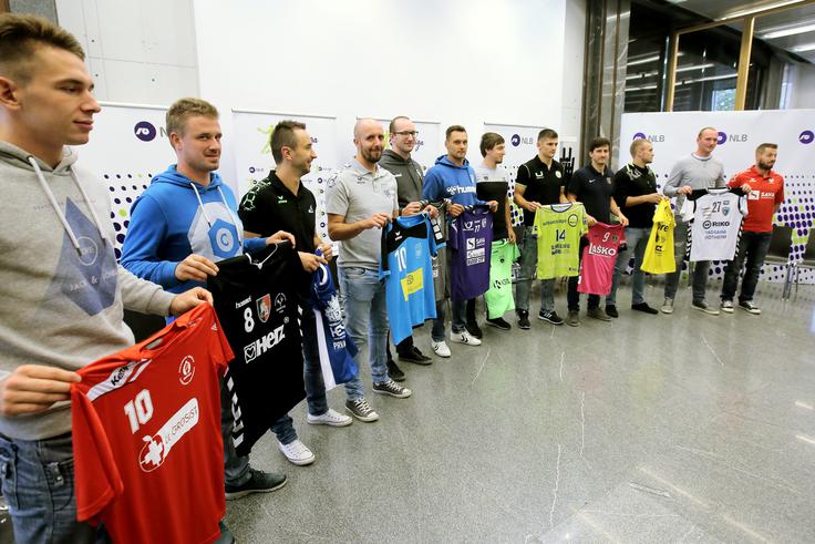 rokometni prvoligaši V bitko za naslov prvaka se podaja 12 klubov. | Foto: Daniel Novakovič/STA