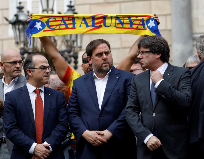 Vodja katalonske regionalne vlade Carles Puigdemont (desno) pravi, da bo o morebitni razglasitvi neodvisnosti zdaj odločil katalonski regionalni parlament. | Foto: Reuters