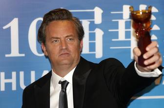 Umrl je igralec Matthew Perry