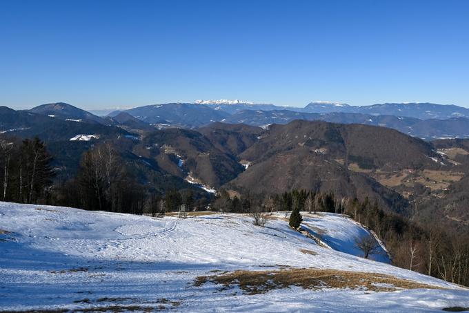Pogled s poti na Mrzlico proti Kamniško-Savinjskim Alpam in Peci (na desni). | Foto: Matej Podgoršek