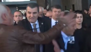 Turškega politika napadel moški, ki je ubil svoja otroka #video