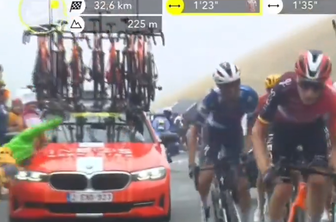 Spremljevalni avto Ineosa zbil navijača na Touru, visoka kazen za direktorja ekipe #video