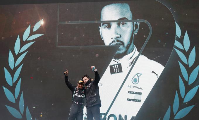 Hamilton in Wolff sta leta slavila zmage Mercedesa, letos so daleč od njih. | Foto: Reuters