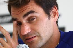 Precej čudno: Roger Federer se predaja vnaprej (video)