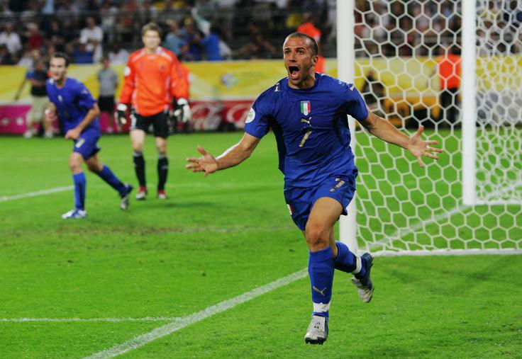 Gostitelji Nemci so v polfinalu pričakovali ogromno, a se ušteli. Italijanski obrambni zid ni popustil. V Dortmundu se je po 120 minutah smejalo Azzurrom, v izdihljajih podaljška sta za ogromno srečo zahodnih sosedov, ki jih je ravno takrat pekla nova stavna afera Moggiopoli, poskrbela Fabio Grosso in Alessandro del Piero. Nemški selektor Jürgen Klinsmann je tako doživel prvi neuspeh in ostal brez boja za ''odličja''. V drugem polfinalu so Francozi po zadetku z bele točke, uspešen je bil Zidane, premagali Portugalce (1:0). Vrata v finala so jim zaprli že šest let poprej v polfinalu Eura. | Foto: Guliverimage/Getty Images
