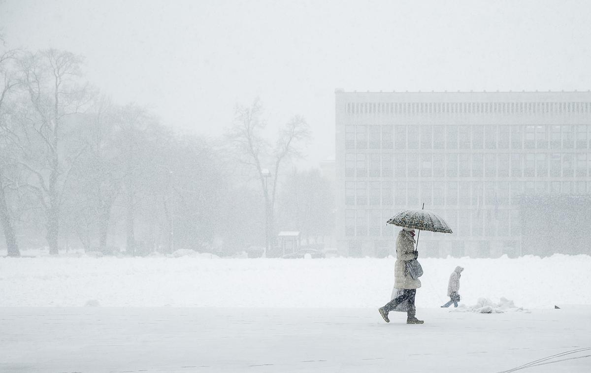 Sneg v Ljubljani. | Do torkovega jutra naj bi zapadlo okoli deset centimetrov snega, v višje ležečih predelih tudi do 20 centimetrov. | Foto Ana Kovač