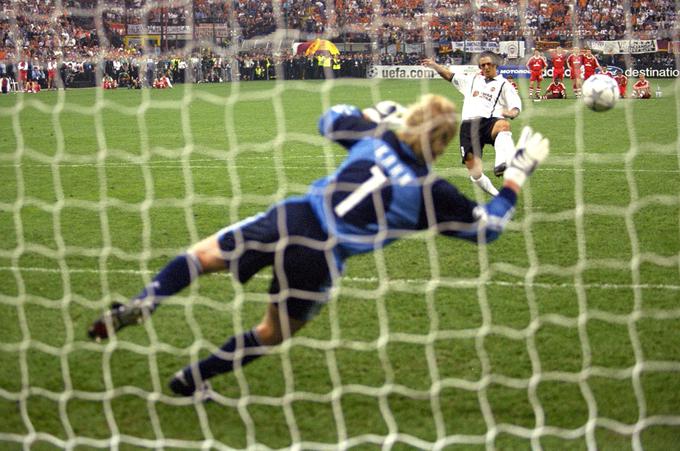 Takole je Zlatko Zahović v Milanu zgrešil enajstmetrovko v finalu lige prvakov 2001. Bayern je postal evropski prvak po strelih z bele točke. | Foto: Reuters