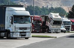 Hrvati s prometnim znakom poskrbeli, da je pot za tovornjake daljša za 140 kilometrov #video