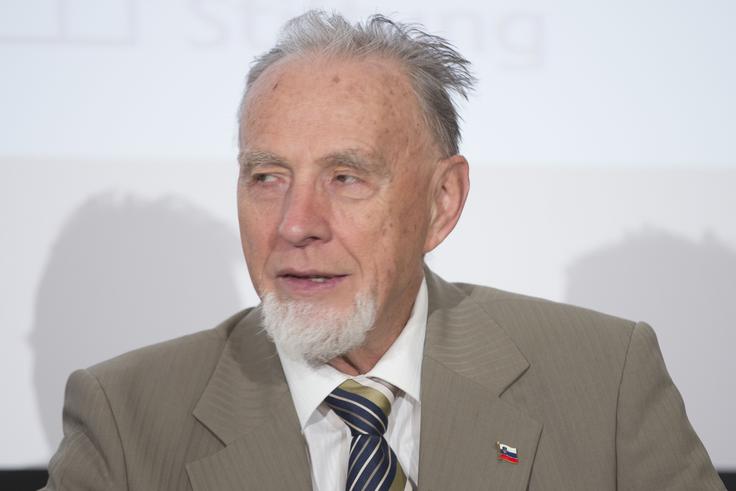Nekdanji minister za vprašanja Slovencev po svetu Janez Dular je spomnil, da so se po razglasitvi samostojnosti skupine Slovencev po svetu dejavno vključile v prizadevanja za priznanje slovenske neodvisnosti. Tudi Dular je opozoril na novodobno izseljevanje najbolj izobraženih mladih Slovencev in kot nalogo vlade izpostavil zaustavitev tega trenda. | Foto: 