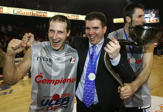 Roberts Štelmahers (na fotografiji v družbi Toma Mahoriča in Harisa Mujezinovića) je pečat pustil že kot košarkar. Zdaj že osem let deluje kot trener. | Foto: Reuters