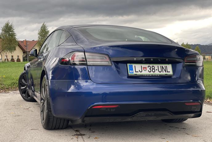 Uradno: Tesla ukinja dva avtomobila, zamenjali ju bodo roboti #foto