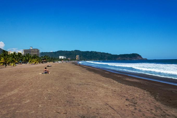 Štiri kilometre dolga plaža Jacó Beach, ki je znana po črni mivki, je zaradi visokih valov precej bolj kot med plavalci priljubljena med deskarji na vodi. | Foto: dconvertini / Flickr (CC by 2.0)
