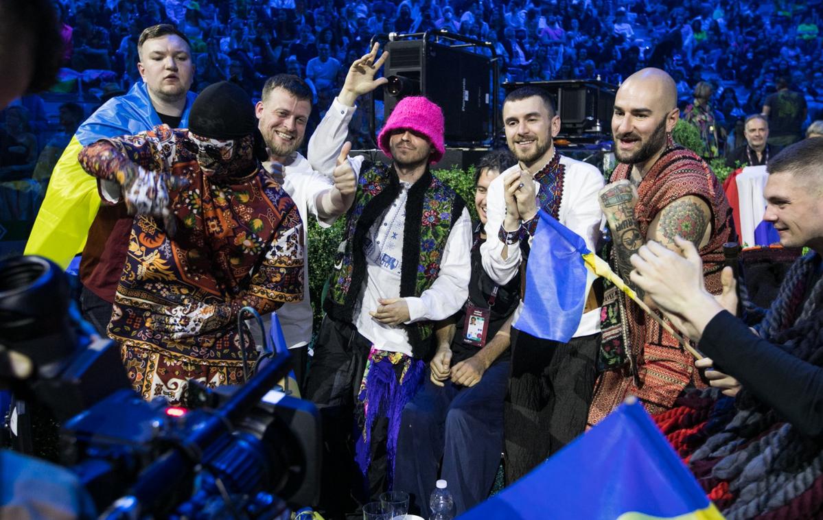 Ukrajina Kalush | Orkester Kalush je v finalu Evrovizije, ki je potekalo v italijanskem Torinu, zmagal po seštevku glasov nacionalnih žirij in širše javnosti. Evropsko občinstvo je pri tem pokazalo svojo solidarnost z Ukrajino ob ruski invaziji. | Foto EBU/Corinne Cumming