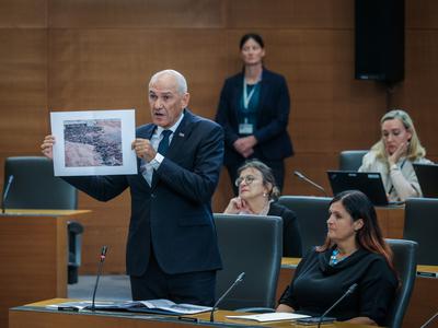 Janšev kabinet: Pomembnejše od fotografije dogajanje, o katerem mediji molčijo