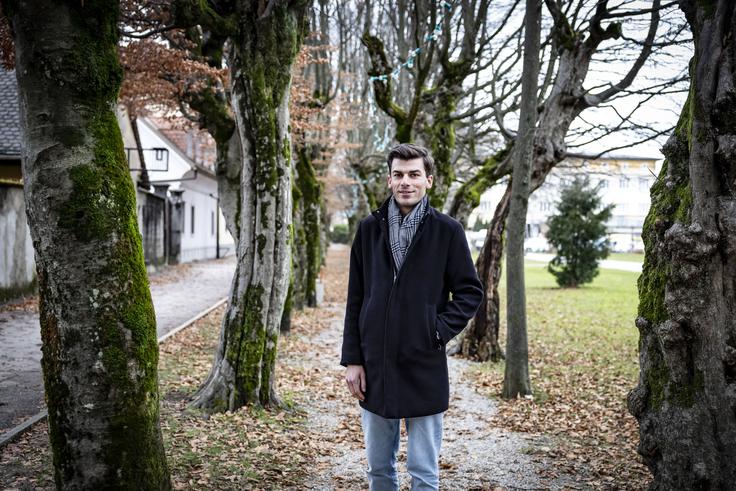 Andraž Pavlič "Zavedati se moraš, da si privilegiran. Seveda ni vse vedno tako glamurozno, na koncu smo mi tisti, ki čistimo tudi stranišča in bruhanje, ampak po drugi strani imaš lahko vseeno zelo lagodno življenje. Služba sama po sebi ni zelo zahtevna." | Foto: Ana Kovač