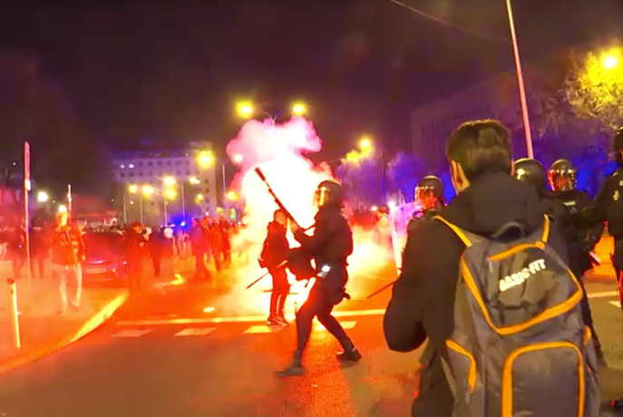 Po hudi železniški nesreči v Španiji izbruhnil protest: v policijo metali steklenice in bakle