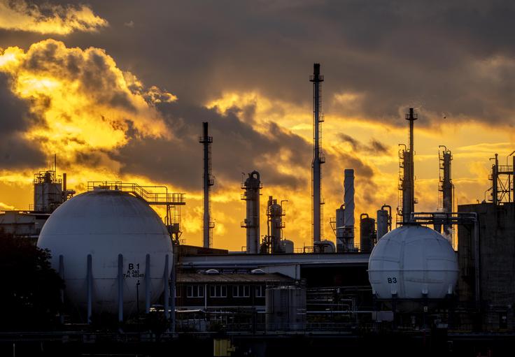 Zaradi dvig cen nafte bi bile zelo prizadete določene industrije, kot je kemična. Na fotografiji: tovarna BASF v Nemčiji. | Foto: Guliverimage