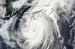 Tajfun Halong divjal na Japonskem, zahteval je vsaj deset žrtev (video)