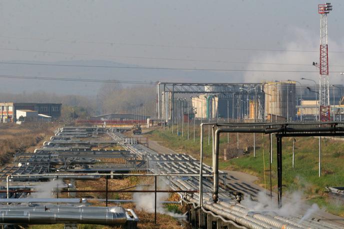 Rafinerija nafte Pančevo v Srbiji. | Rafinerija v Pančevu predela več kot 70 odstotkov naftnih derivatov za srbski trg in ima kapaciteto 4,8 milijona ton letno. Brez nje Srbija pokriva le petino potreb iz domače proizvodnje, preostalo je odvisno od uvoza. | Foto STA