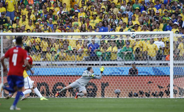 Brazilija se je v osmini finala tresla proti Čilu. Bilo je 1:1, v zadnji minuti podaljška pa je Čilenec Mauricio Pinilla stresel okvir vrat. Na koncu so Brazilci dobili južnoameriško loterijo po strelih z bele točke s 5:4, navijači pa so poveličevali vratarja Julia Cesarja. | Foto: Reuters