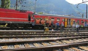 Šest poškodovanih v železniški nesreči še vedno hospitaliziranih