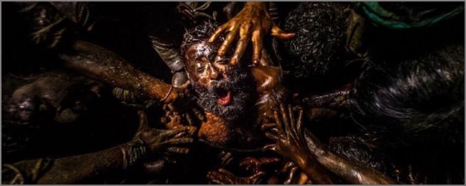 Drzni indijski režiser Lijo Jose Pellisery ponuja eksplozivno zgodbo o pobeglem bivolu, ki v zakotni vasici povzroči vsesplošni kaos in blaznost ekstatičnega nasilja. Nedolžen lov na žival se namreč kmalu spremeni v krvavi obračun pod vodstvom domačinov, ki želijo zmešnjavo izrabiti za poravnavo starih računov … (Sekcija Panorama.) | Foto: 