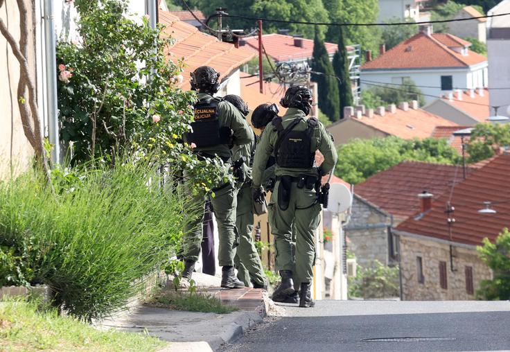 Aleksić je po tem, ko je ubil najstnika, pobegnil neznano kam. Večje število policistov ga je iskalo vso noč, intenzivno iskanje se nadaljuje danes. Pri iskanju storilca policistom pomaga tudi helikopter.  | Foto: Grgo Jelavic / Pixsell