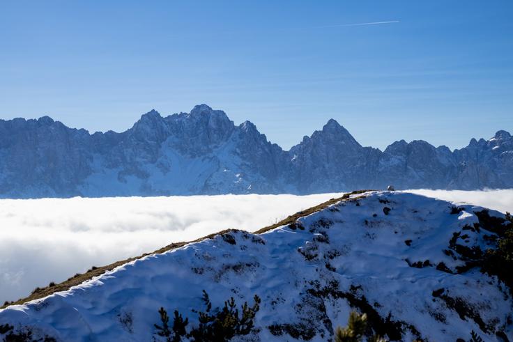 Zadnji del poti gre po grebenu, s pogledom proti Martuljški skupini s Špikom. | Foto: Matej Podgoršek