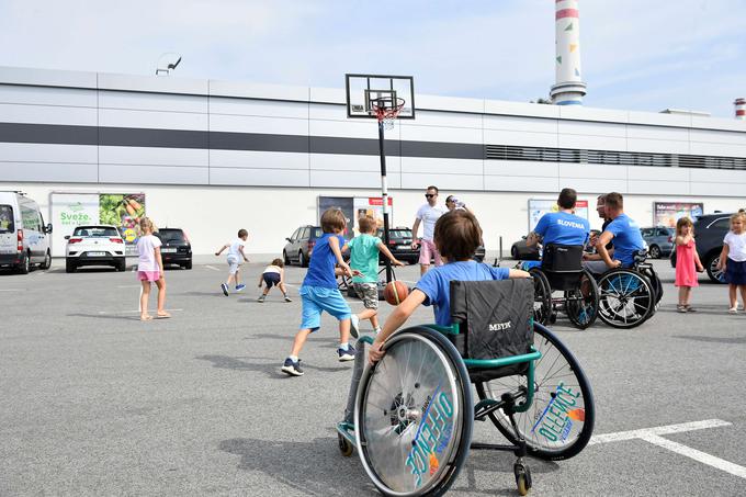 Otroci iz ljubljanskih vrtcev so se preizkusili v parašportih. | Foto: Pigac.si