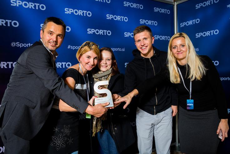 Za projekt Naj planinska koča je bil www.siol.net nagrajen z nagrado Sporto media award. Na fotografiji je del ekipe, ki je ustvarjala projekt. | Foto: Vid Ponikvar