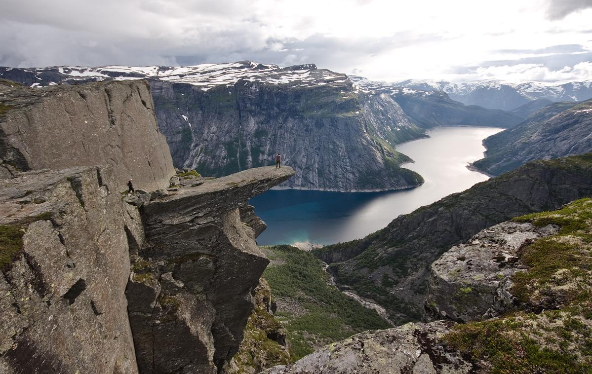 Trolltunga | Napačen korak na robu Trolltunge pomeni več sto metrov prostega pada, ki bi bil skoraj zagotovo usoden. Prvo smrt zaradi zdrsa s pečine so norveške oblasti sicer zabeležile šele leta 2015, ko je bila nerodnost usodna za 24-letno Avstralko.  | Foto Wikimedia Commons