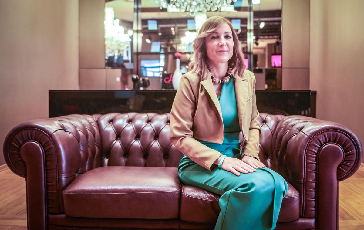 Mija Lorbek | "Zagotovo je prava pot iskanje sodelovanja in produktivnosti. Slovencev nas je res malo v primerjavi z drugimi državami. Menim, da moramo sodelovati in da si ljudje tudi to želijo. Razprtiji in delitev ni dobro spodbujati," poudarja direktorica javnega zavoda GO! 2025 Mija Lorbek. | Foto Gaja Hanuna