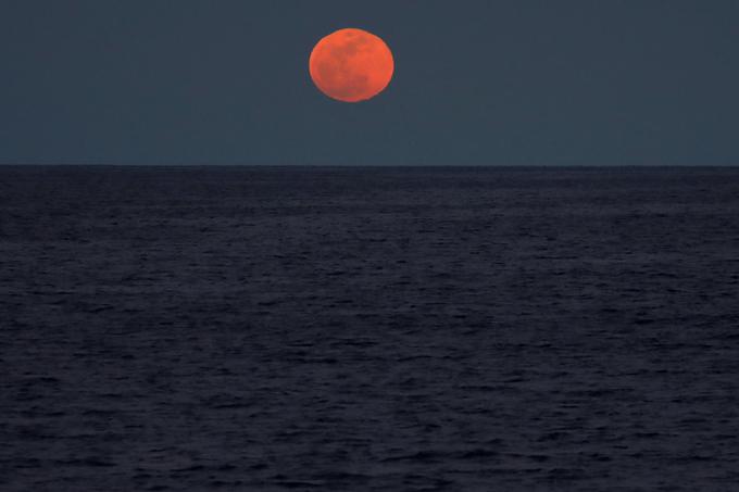 Priljubljena primerjava, ki jo pogosto omenjajo v povezavi z raziskanostjo oceanskega dna, je, da človeštvo ve več o površju Lune ali Marsa kot pa o tem, kaj je globoko pod morsko gladino.  | Foto: Reuters