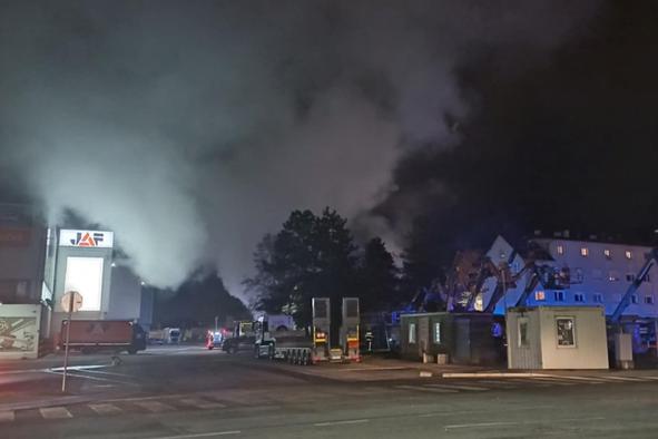 Na območju Ljubljane izbruhnil požar, gasilci na terenu