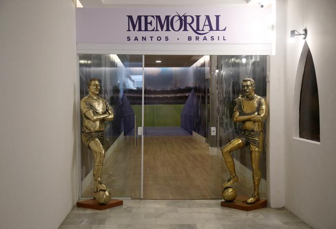 Kot poroča nemška tiskovna agencija dpa, si je Pele sam izbral prostor, kjer želi biti pokopan. Njegova družina pa se še ni odločila, ali bo po pogrebu grobnica dostopna za javnost. Pele oziroma "kralj", kot ga imenujejo Brazilci, je pokopan v mavzoleju s površino 200 m2 v drugem nadstropju pokopališča, ki ima razgled do dva kilometra oddaljenega stadiona Santosa. Kot poroča AFP, so grobnico pripravili posebej zanj, spominja namreč na nogometni stadion, vključno z umetno travo po tleh. | Foto: Reuters