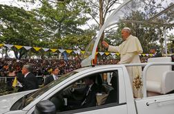 Papež na najnevarnejši poti: Ni treba potovati daleč, priložnosti so doma