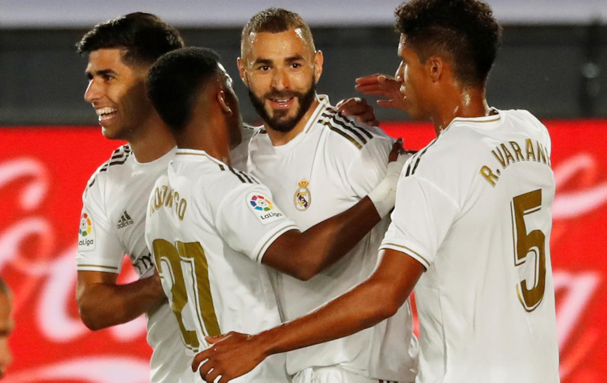 Real Madrid | Karim Benzema je z bele točke popeljal Real v vodstvo proti Alavesu in dosegel že 18. zadetek v tej sezoni. | Foto Reuters