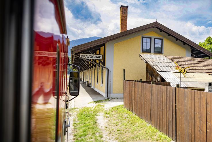 Postaja Dravograd, od koder so se nekoč vejale proge v štiri smeri. Po razpadu Avstro-Ogrske monarhije ob koncu prve svetovne vojne in razmejitvi med državama so Avstrijci izgubili neposredno tirno povezavo med Celovcem in Zeltwegom, saj je Dravograd na naši strani meje. Za elegantno reševanje težave avstrijskih potnikov so bili uvedeni koridorni vlaki med Pliberkom in Zeltwegom. Koridorni vlak je pripeljal iz avstrijske strani na slovensko stran in v Dravogradu obrnil, zapeljal v Zeltweg in potem enako nazaj. S tem vlakom so se lahko vozili le avstrijski potniki, ki pa jim na meji ni bilo potrebno pokazati potnega lista. Ti vlaki so bili, še posebej v času socializma, zelo nadzorovani in zastraženi. Avstrijci so ta nenavaden način vožnje in prehajanje meje rešili v 60. letih prejšnjega stoletja z izgradnjo nove proge, ki je neposredno povezala Pliberk in Zeltweg. | Foto: Ana Kovač