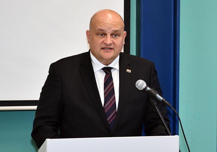 Minister Ante Šušnjar je v ponedeljek zanikal trditve, da je ministrstvo zavrnilo pobudo domačinov, in sporočil, da bodo predlog mesta Split upoštevali v okviru prihodnjih sprememb zakona o trgovini. | Foto: Pixsell/Ivica Galovic