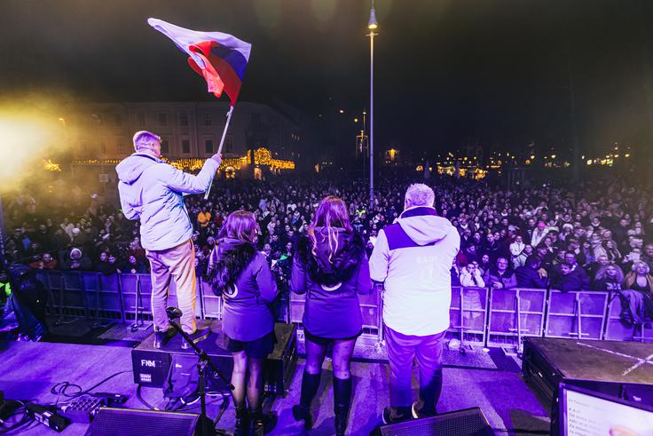 Na četrtkovem koncertu na Kongresnem trgu se je zbrala množica obiskovalcev. | Foto: Darja Štravs Tisu