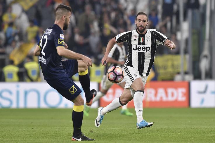 V italijanskem prvenstvu se meri s številnimi velemojstri svetovnega nogometa. | Foto: Reuters