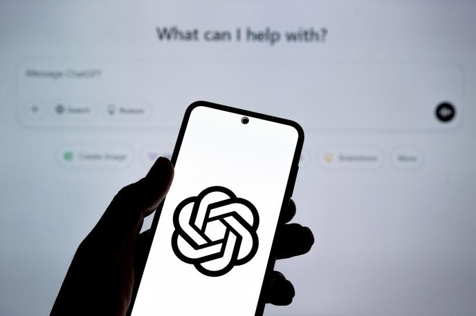 ChatGPT, OpenAI | Vključitev oglasov v platformo ChatGPT ima velik smisel za podjetje OpenAI, saj umetnointeligenčnega pomočnika vsak teden uporablja že več kot 800 milijonov ljudi. | Foto Shutterstock