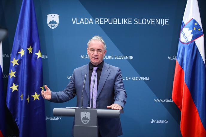 Aleš Hojs | Notranji minister Aleš Hojs se bo moral zagovarjati zaradi odločitve ministrstva, da ugodi pritožbi zoper ponovno prepoved koncerta hrvaškega pevca Thompsona v Mariboru. | Foto STA
