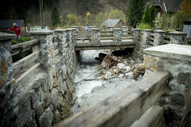 Slab teden dni po neurju, ki je pustošilo po Jelendolu, v Tržiču pa odneslo hišo, krajani s polno paro odpravljajo posledice.  | Foto: Ana Kovač