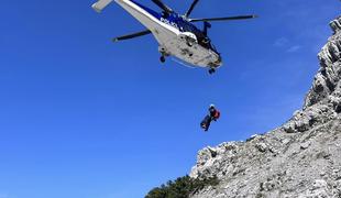Jadralna padalka obvisela na 15 metrih, v gorah smrt in hude poškodbe #foto