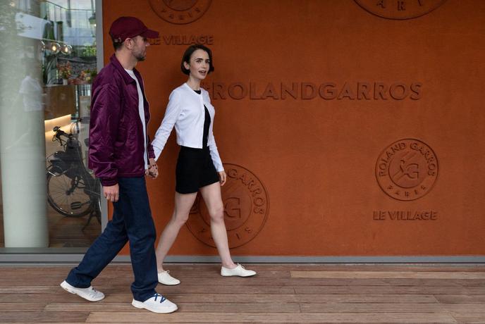 Lily Collins narekuje nov trend: pozabite na balerinke, to poletje so v ospredju jazz čevlji