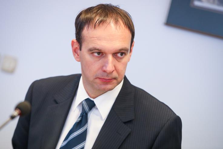 "Pri klasičnih zobozdravstvenih storitvah je dežurna ambulanta tudi ob dela prostih dnevih organizirana v devetih slovenskih mestih, vendar pa je časovno omejena. Izven tega časovnega okvira je pacient samoplačnik," pojasnjuje Damjan Kos z ZZZS. | Foto: STA ,